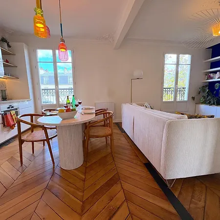 Voltaire Paris
